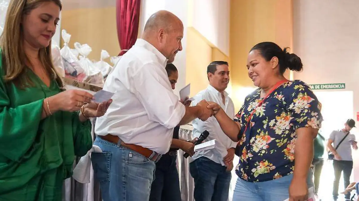 Entrega de apoyos afectados huracán Lidia